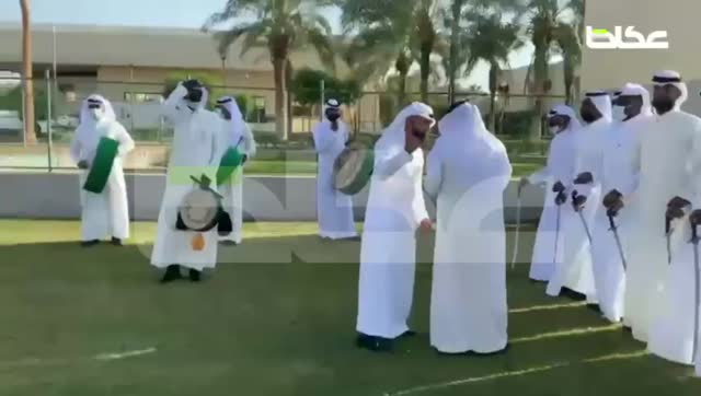 مني عليكم يا أهل العوجا سلام .. واختص أبو تركي عمى عين الحريب .. جماهير الطائي في العرضة السعودية في اليوم الوطني قبل ساعات من لقاء الطائي والاتفاق في مدينة حائل. – أخبار السعودية