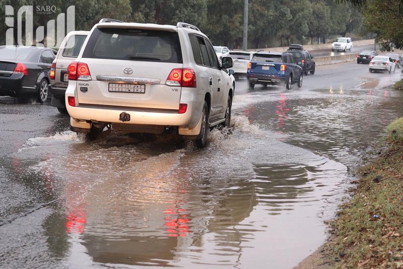 هطول أمطار غزيرة مصحوبة بزخات من البرد على “شفا الطائف”