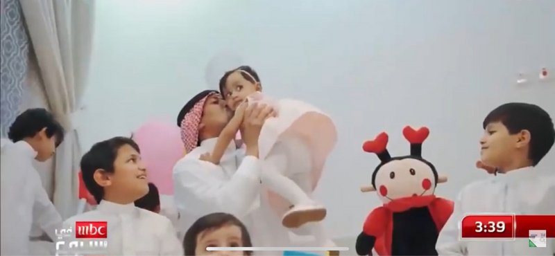 بالفيديو.. قصة سعودي يتكفل ببنت خادمته وسائقه بعد وفاة أمها