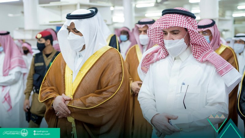 أمير الرياض “بالإنابة” يتقدّم المصلين على والدة أمين المنطقة