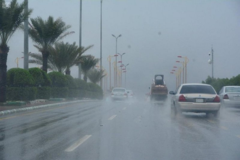 أمطارٌ غزيرة على شمال ينبع ومراكز العيص.. و”المدني” يطالب بالابتع