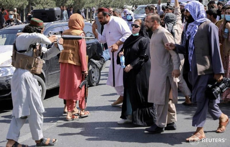 بعد صورة الرشاش في وجه المتظاهرة.. “طالبان” تحذّر: مقاتلونا لا يع