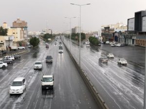 شاهد.. الطائف تشهد هطول الأمطار و”المدني” يحذّر