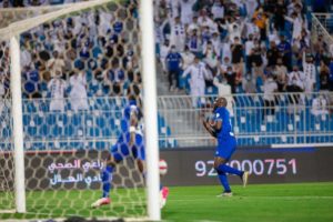 وسط أهازيج “القوة الزرقاء”.. الهلال يضرب الاتفاق بثلاثية “قوميز”