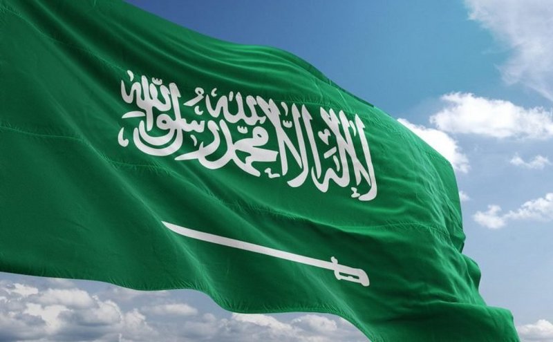 6 مراحل مرّ بها العلم السعودي والبداية بتصميم أخضر وهلال أبيض