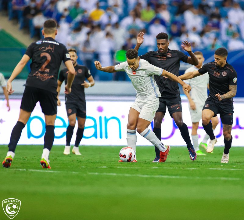 ديربي “الرياض” حبايب .. “الهلال” ينجو من فخ “الشباب”