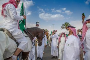 شاهد من حائل.. “مسيرة وطن للخيل”.. 91 خيّالاً و”التدشين لـ”فيصل ب