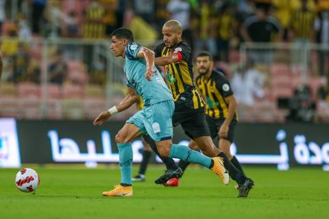 الدوري السعودي: التعاون يوقف انطلاقة الاتحاد برأسية سانتوس