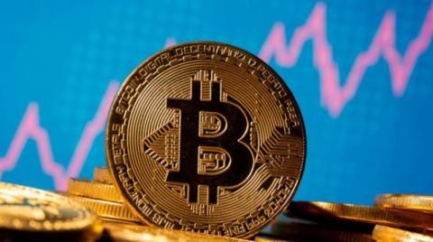 سعر «بيتكوين» يتجاوز الـ61 ألف دولار