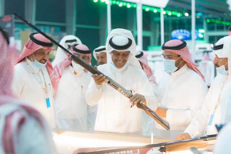 خالد عبدالرحمن يشيد بمستوى التنظيم والأجواء التراثية لمعرض الصقور