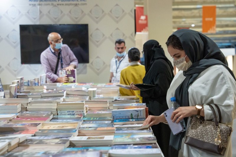 زيارة واحدة لا تكفي.. “معرض الرياض للكتاب” حضور دولي والجمهور كثي