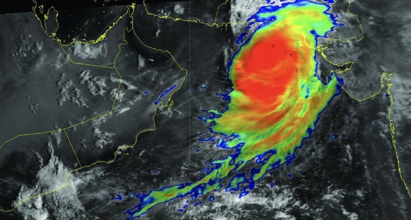 بعد سقوط أول ضحية بالسلطنة.. هنا آخر مستجدات إعصار شاهين