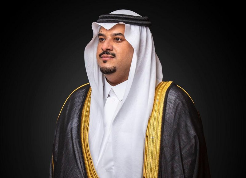 أمير الرياض بالنيابة يسلم عددًا من المواطنين وثائقهم من منصة “إحك