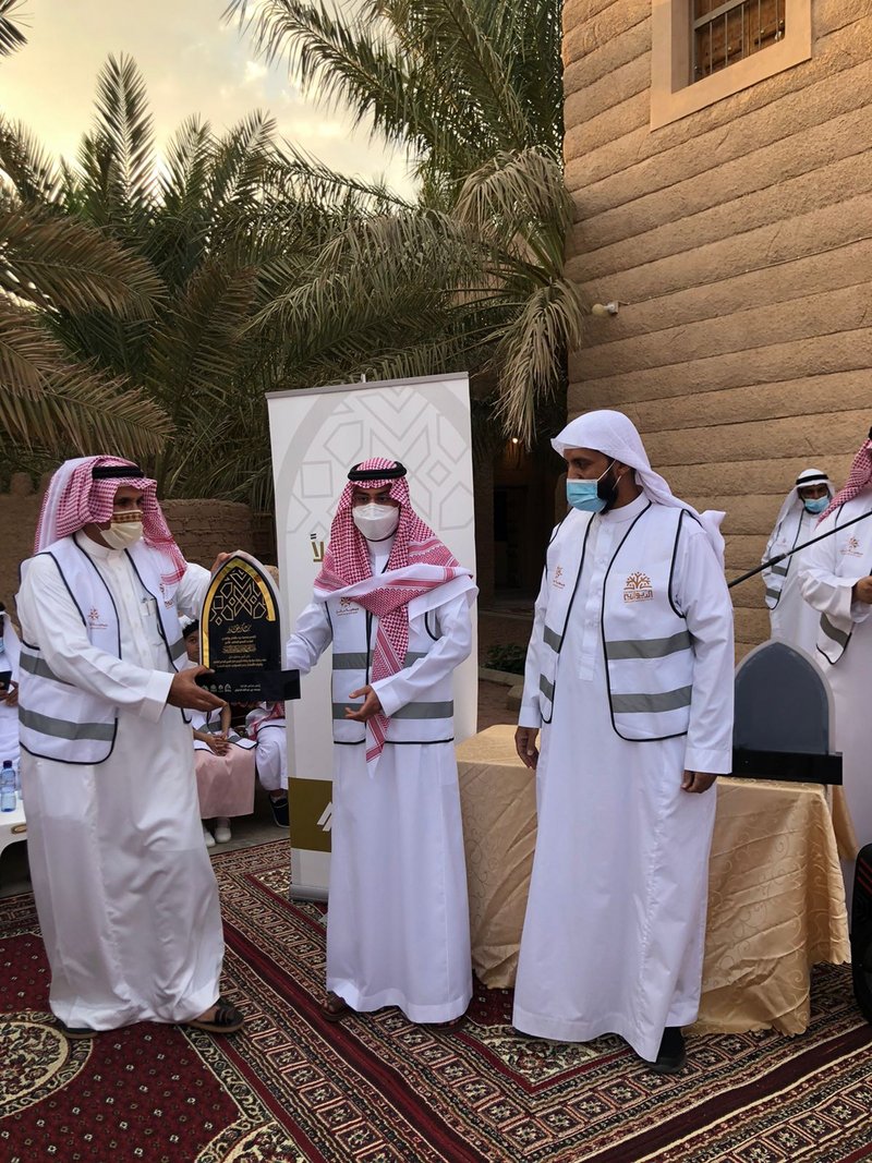 صورة تلقى رواجاً.. شاهد هدايا لمن تجاوز 91 عاماً يوزعها نائب أمير