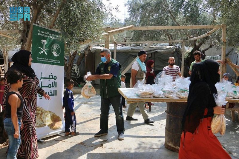 بالصور.. مركز الملك سلمان للإغاثة يواصل توزيع 20 ألف رغيف خبز يوم