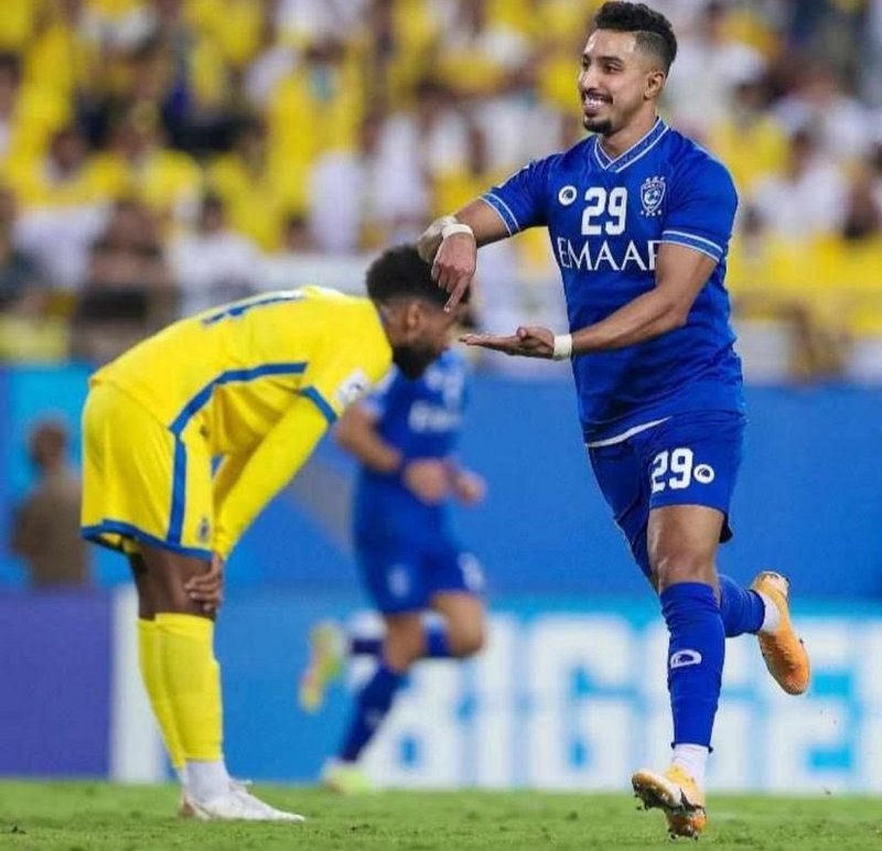 صفحاتنا كتبت تربع الهلال وحيداً على عرش الألقاب الم