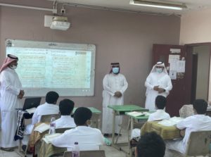 مدير مكتب تعليم الداخل يزور ثانوية التضامن ويشارك الطلاب يومهم ال