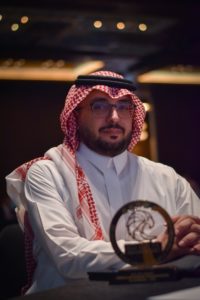 لأول مرة.. سعودي يفوز بجائزة القمة الحكومية كأفضل قيادي للموارد ا