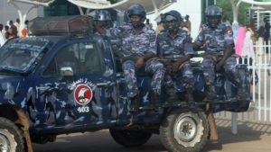 الشرطة السودانية تنفي إطلاق الرصاص على المتظاهرين في أم درمان