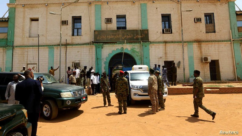 بعد إضرابهم عن الطعام.. الجيش السوداني يفرج عن معتقلين بينهم وزير