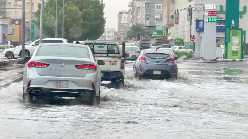 زخات برد وسماء غائمة.. وأعمدة إنارة في مهب الريح – أخبار السعودية