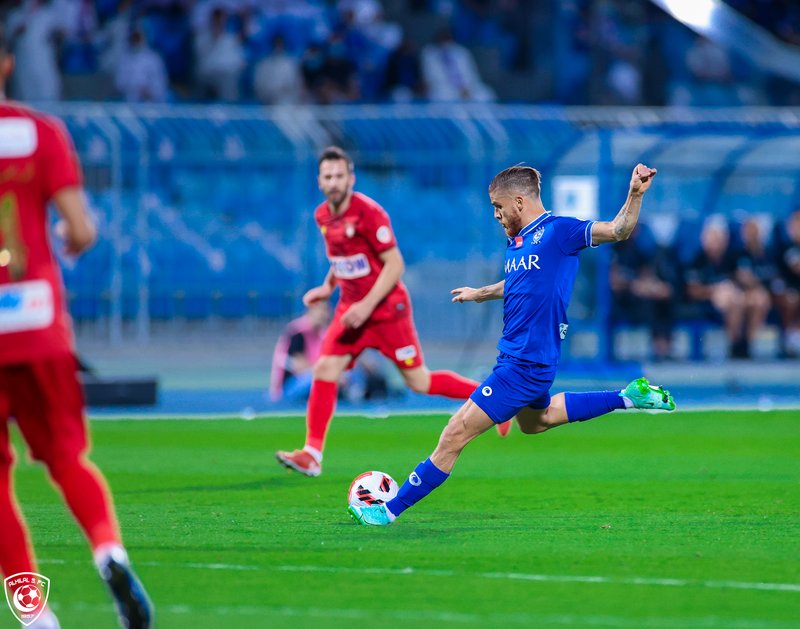 الهلال يعيد ترتيب أوراقه قبل الآسيوية.. ويتخطى ضمك بثنائية