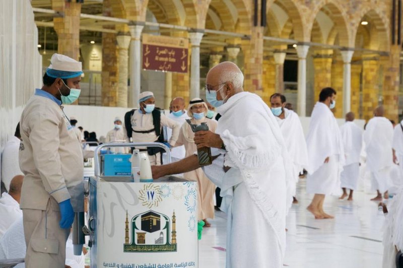 بالصور.. توزيع أكثر من مليون لتر “ماء زمزم” داخل المسجد الحرام