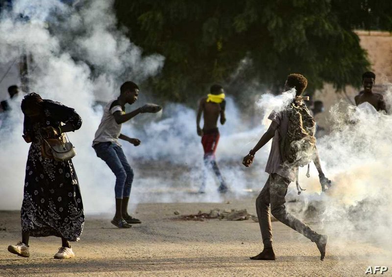 الأمن السوداني يطلق الغاز المسيل للدموع على المتظاهرين في الخرطوم