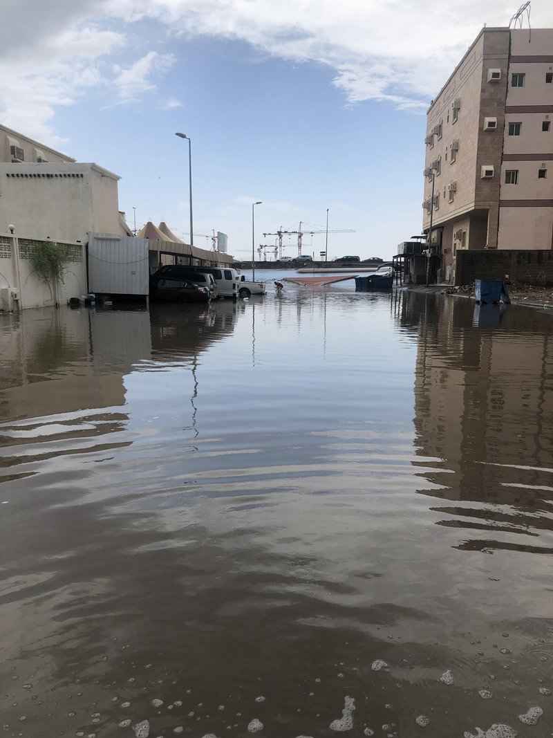 معاناة الـ20 عامًا.. الهطولات تحاصر “حي الأمير فواز الجنوبي 2” وت