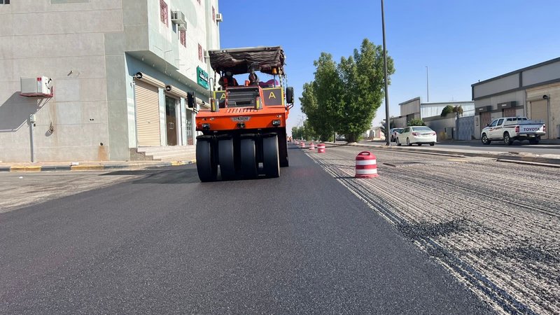 بلدية دومة الجندل تواصل أعمال السفلتة في الشوارع والأحياء