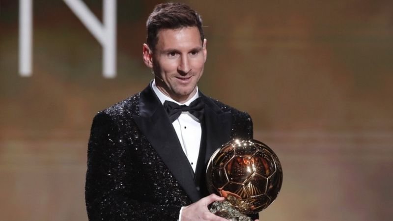 الأرجنتيني “ميسي” يتوج بجائزة الكرة الذهبية لعام 2021