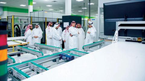 وفد من {الطاقة} و{الصناعة} و«هيئة المحتوى» يزور أول مصنع سعودي لإنتاج وتصدير الألواح الشمسية