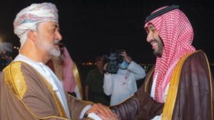 الأمير محمد بن سلمان يصل إلى مسقط… والسلطان هيثم على رأس مستقبليه