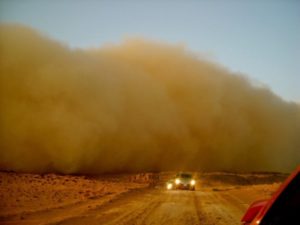 ربكة جوية ورياح نشطة مثيرة للغبار.. وينصح بتأجيل السفر