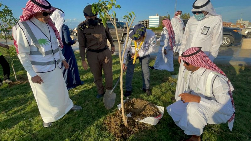 “الزهراني” يدشن مبادرة تشجير الواجهة البحرية لكورنيش الليث