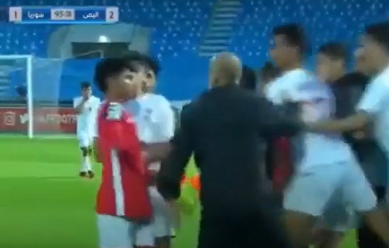 صفعةٌ ثم ضجة يحسمها قرار.. “واقعة المدرب السوري ولاعب اليمن” تتفا