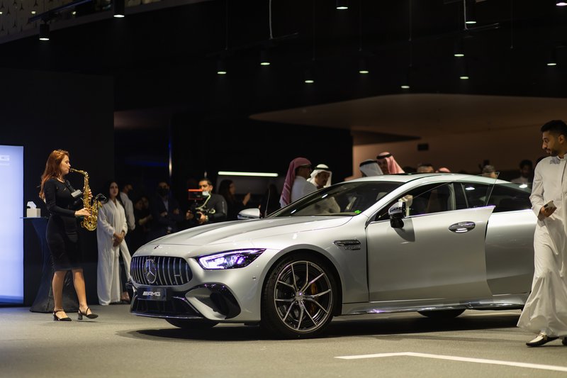 “الجفالي” تدشن الطراز الجديد لسيارة Mercedes-AMG E PERFORMANCE