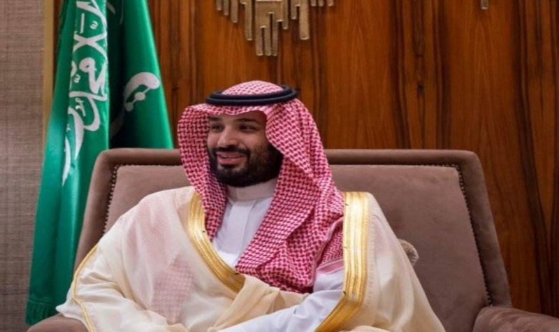 ولي العهد في مقدمة مستقبلي ملك البحرين بمطار الرياض