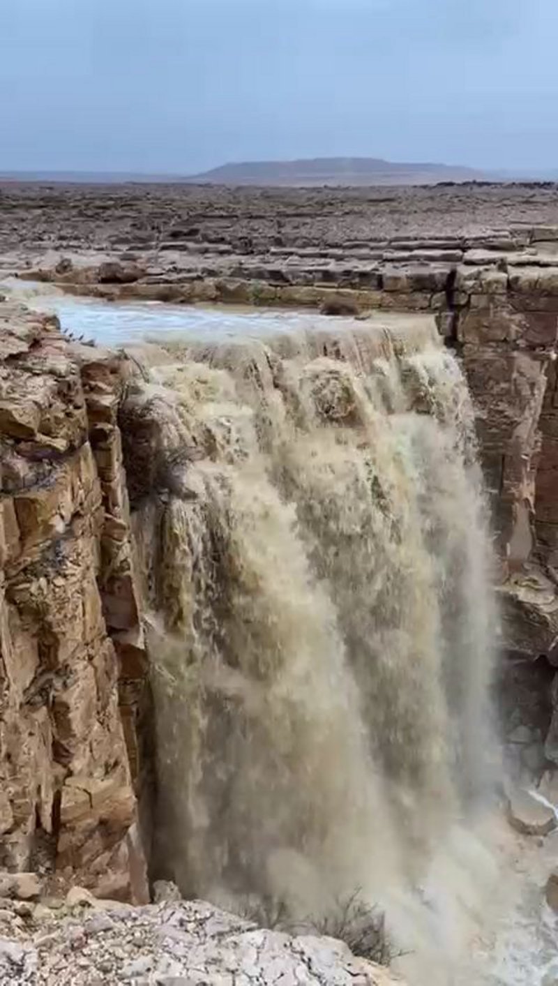 بالفيديو والصور.. أمطار ديمية تُجري الأودية والشعاب في محافظات شم