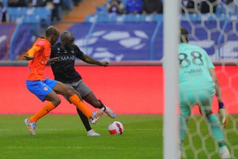 الدوري السعودي: الهلال يواصل الابتعاد عن الانتصارات بنقطة الفيحاء