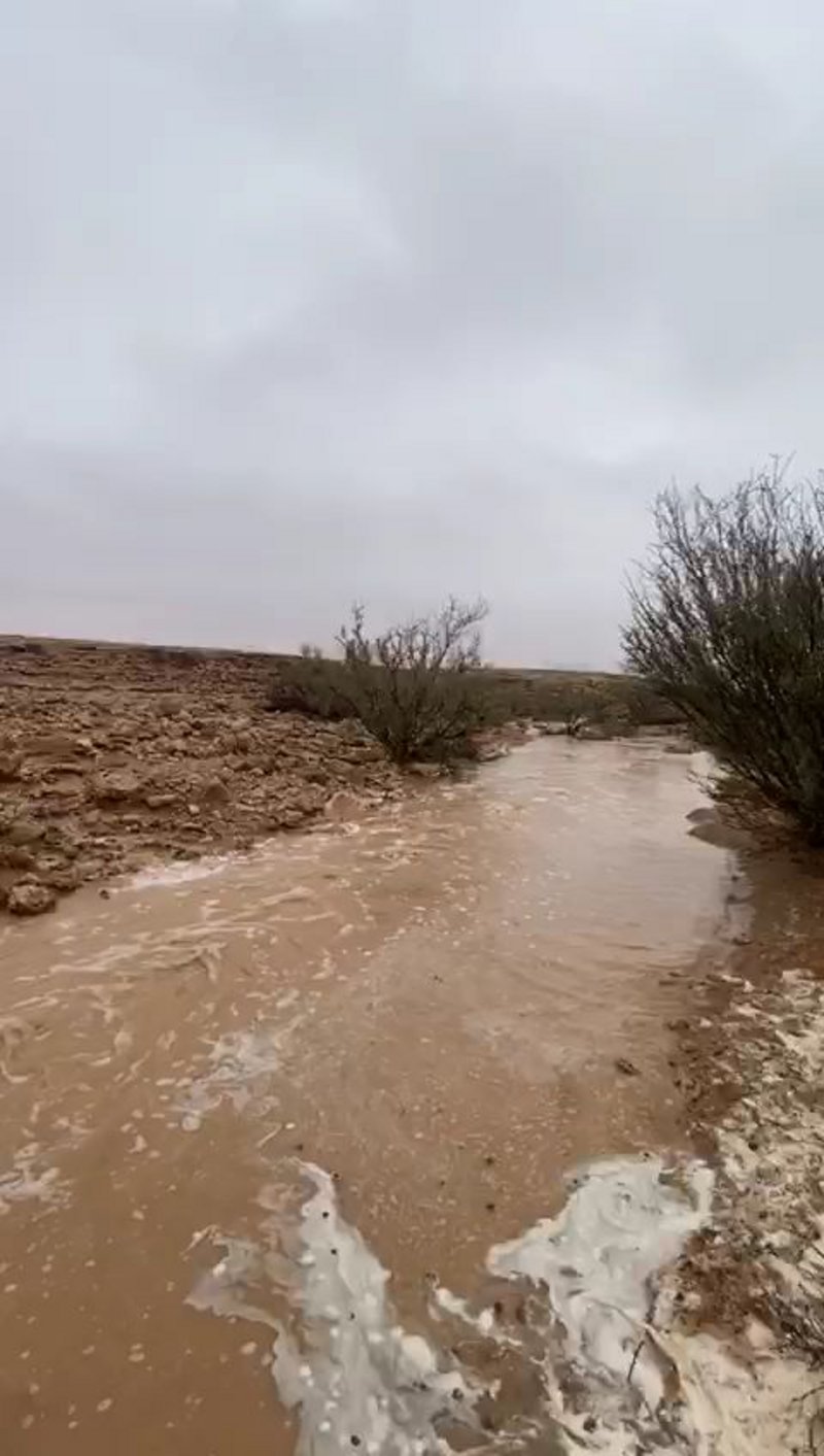 شاهد.. “أمطار شمال الرياض” تسيل أودية حريملاء ومرات والسماء ملبدة