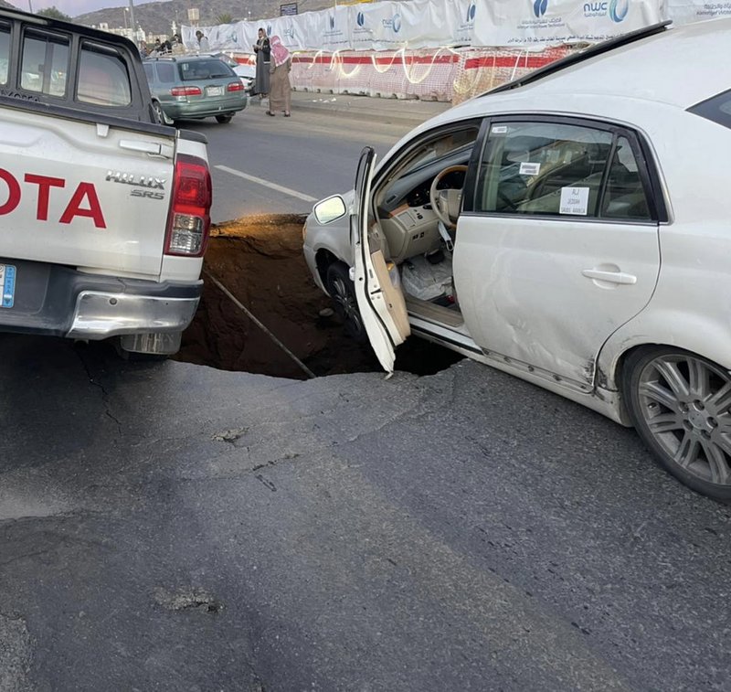 شاهد.. هبوط أرضي مفاجئ بالطائف يعلق مركبتين ونجاة قائديها