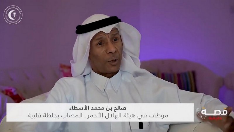 شاهد .. هكذا أنقذ مسعفو الهلال الأحمر زميلهم المُصاب بجلطة قلبية