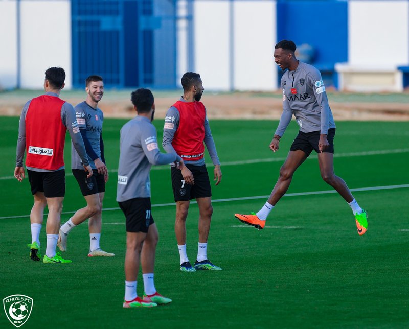 قبل مواجهة “الطائي” في الدوري.. كورونا يصيب ثنائي الهلال “البليهي