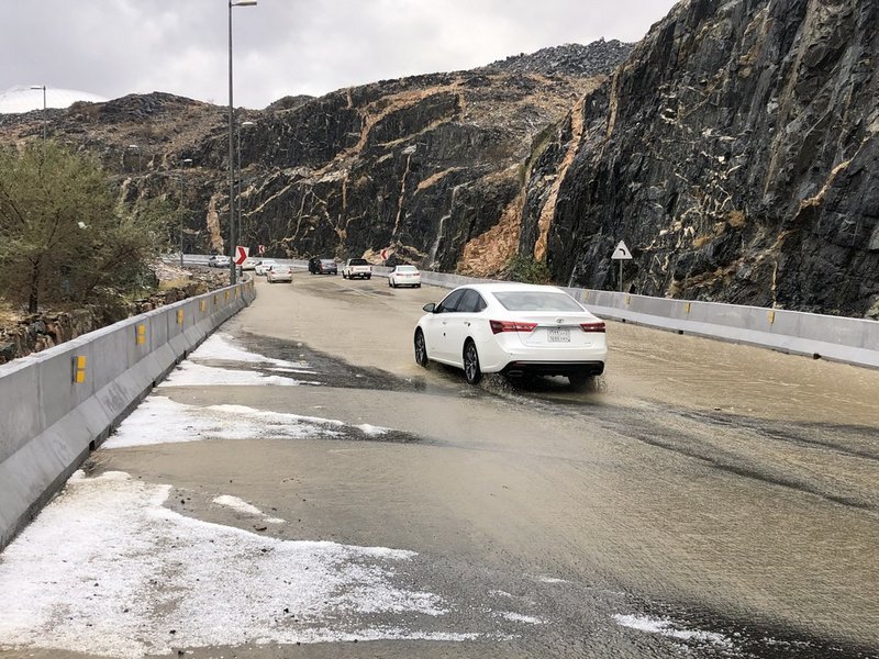 شاهد.. برد وهطولات غزيرة على الطائف و”المدني” يطلق تحذيراته