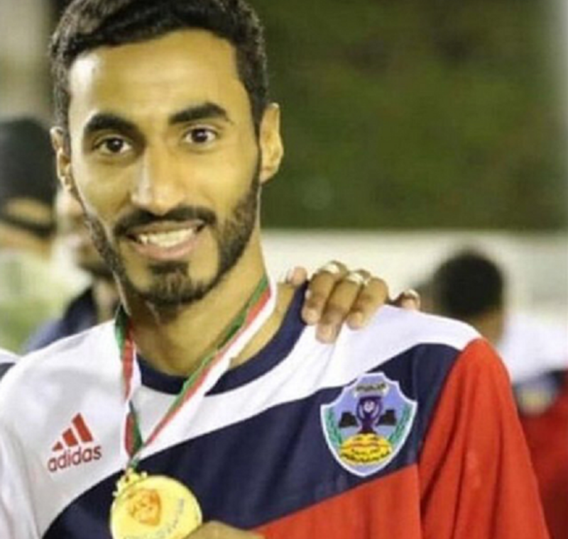 وفاة اللاعب العماني منذر الحراصي في أرضية الملعب