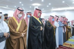 نائب أمير الشرقية يؤدي صلاة الميت على طالب بن شريم المري