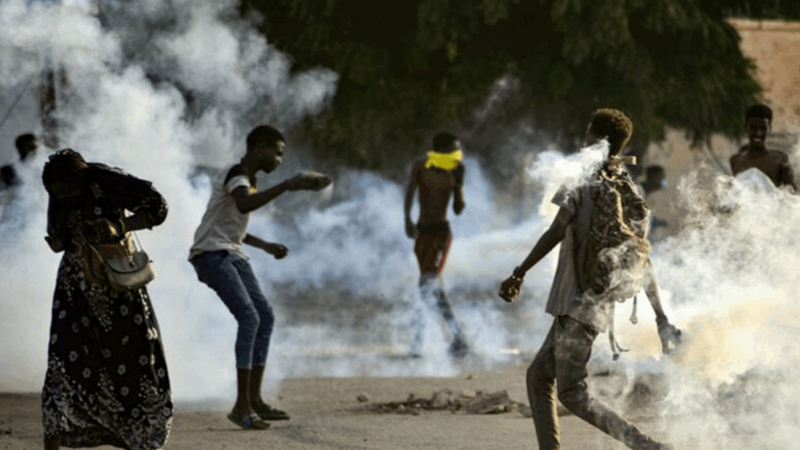 الأمن السوداني يطلق الغاز على آلاف المتظاهرين المطالبين بحكم مدني