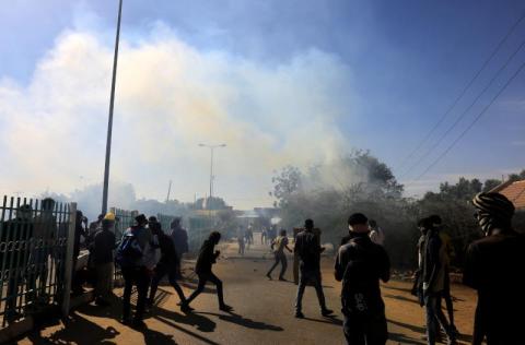 الأمن السوداني يطلق الغاز المسيل لتفريق آلاف المتظاهرين قرب القصر الرئاسي