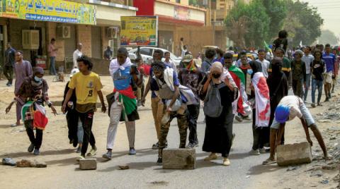 محتجون سودانيون يكسرون الطوق الأمني ويقتربون من القصر الجمهوري